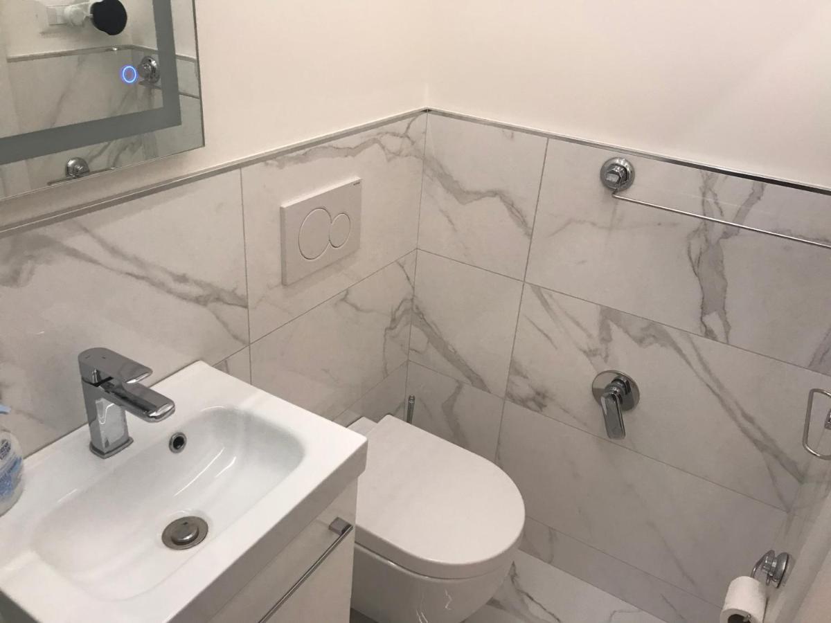 Tra Le Torri B&B - Ampia Stanza Privata In Appartamento Con Bagno Privato Accessibile Da Corridoio Bologne Extérieur photo